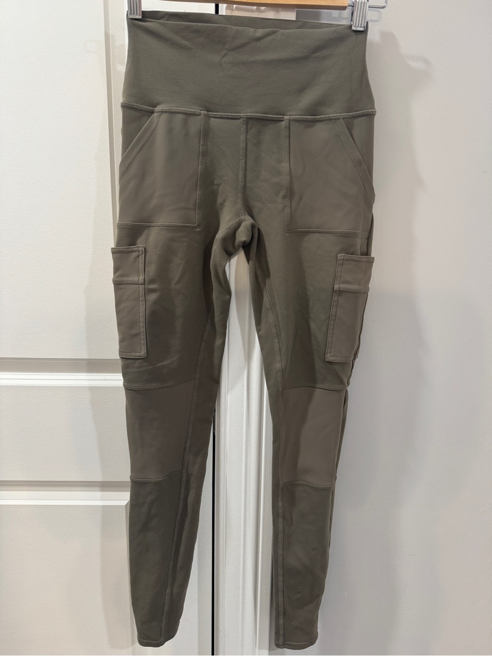 ALO Yoga High-Waist Cargo Leggings in Olive Branch (S)